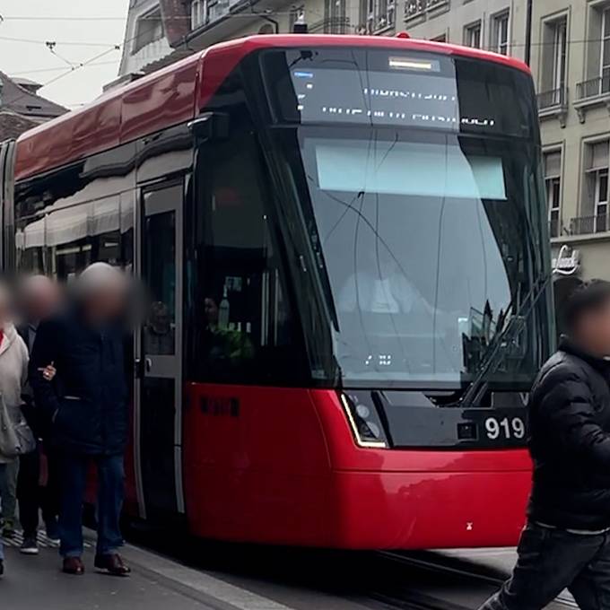 Tram in der Stadt Bern klingelt wie wild