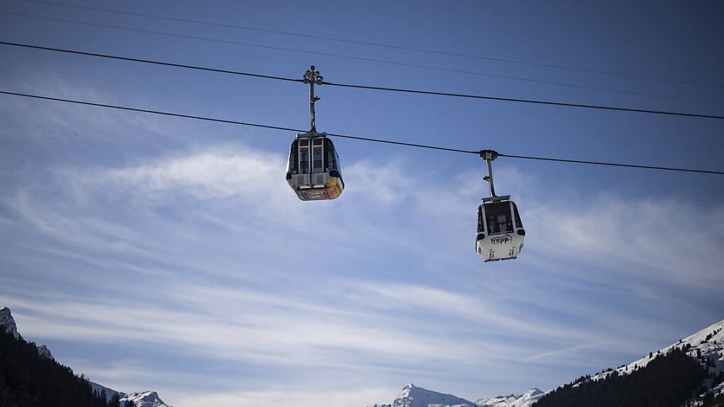 Gondeln der Bergbahnen Splügen Tambo. Das Elektrizitätswerk der Stadt Zürich (EWZ) stoppt ein Projekt für eine hochalpine Solaranlage in diesem Wintersportgebiet. (Archivbild)