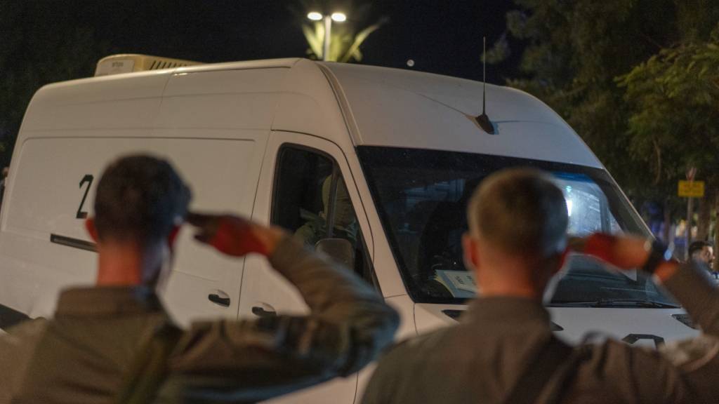 dpatopbilder - Israelische Soldaten erweisen vor dem gerichtsmedizinischen Institut Abu Kabir ihre letzte Ehre, als die sterblichen Überreste von vier Geiseln aus dem Gazastreifen eintreffen. Foto: Ilia Yefimovich/dpa