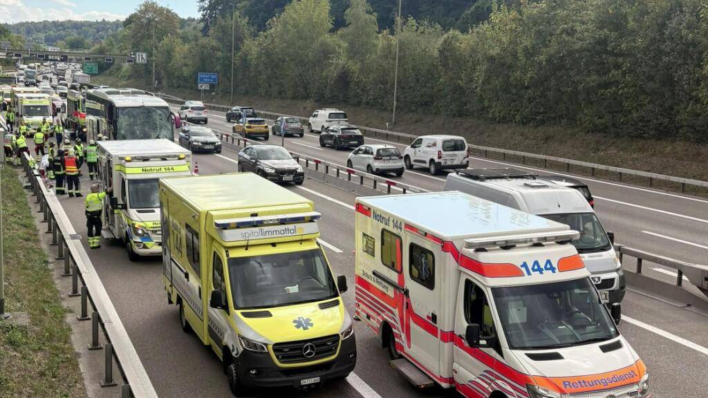 Bei einem Auffahrunfall zwischen einem Bus und einem Lastwagen wurden am Freitag mehrere Personen auf der A3 bei Urdorf verletzt.