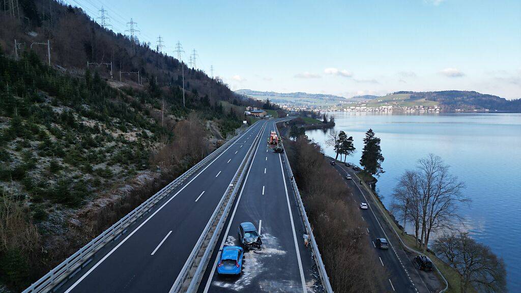 Sechs Verletzte forderte die Kollision dreier Autos zwischen Arth und Immensee.