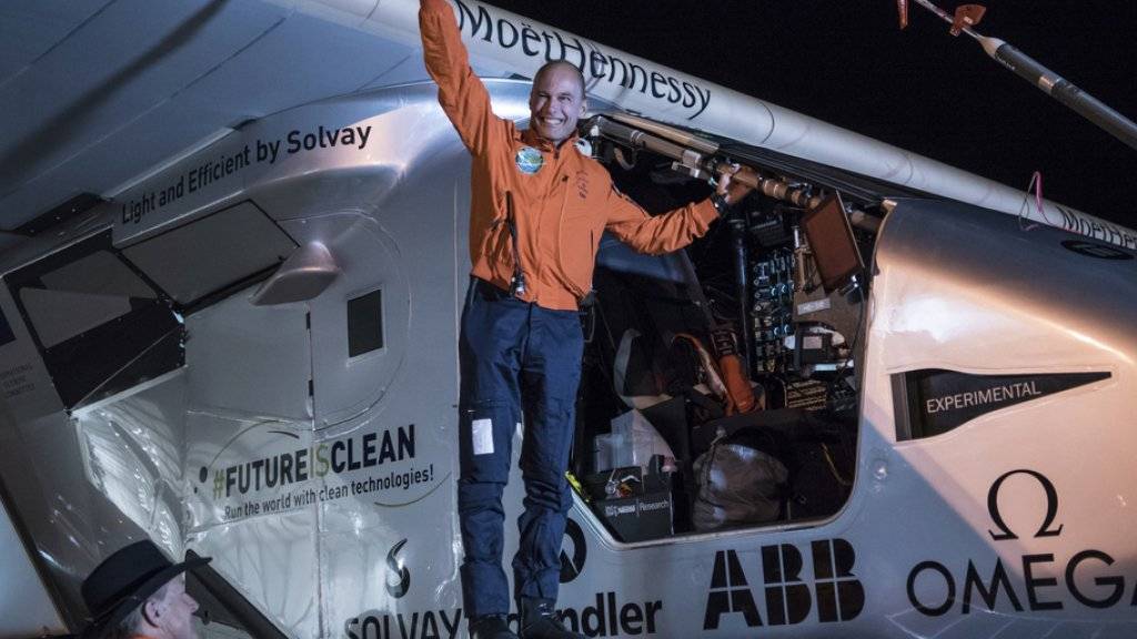 Bertrand Piccard winkt am Donnerstag in Goodyar, Arizona, vor dem Start.