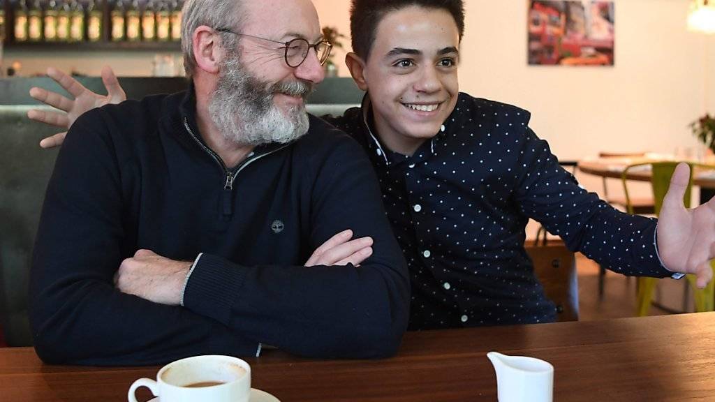 «Game of Thrones»-Darsteller Liam Cunningham (l) besuchte den syrischen  Flüchtling Hussam Al-Heraki (r) in Stuttgart. Die beiden hatten sich in einem Flüchtlingscamp in Jordanien kennengelernt, wohin Cunningham durch Vermittlung der Organisation World Vision gekommen war.