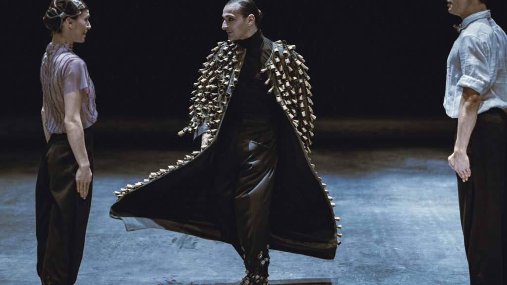 Das Geschwisterpaar Fritz und Marie (Louis Steinmetz und Sandra Bourdais) mit Pate Drosselmeier (Michelangelo Chelucci) in der «Nussknacker»-Choreografie von Marco Goecke am Theater Basel.