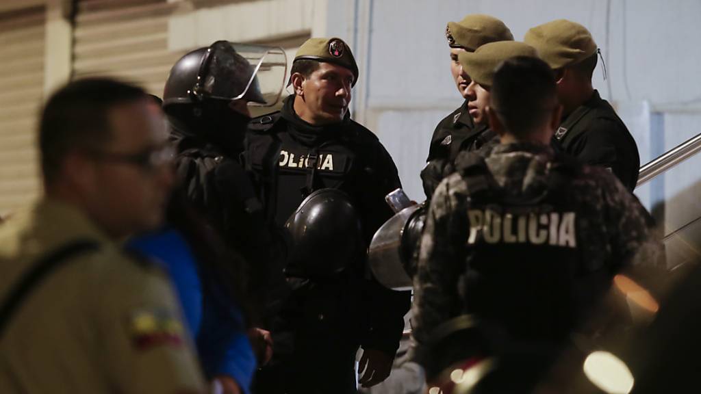 Polizisten bewachen das Krankenhaus, in das mehrere Verletzte nach dem Anschlag auf den ecuadorianischen Präsidentschaftskandidaten eingeliefert wurden. Foto: Juan Diego Montenegro/AP/dpa