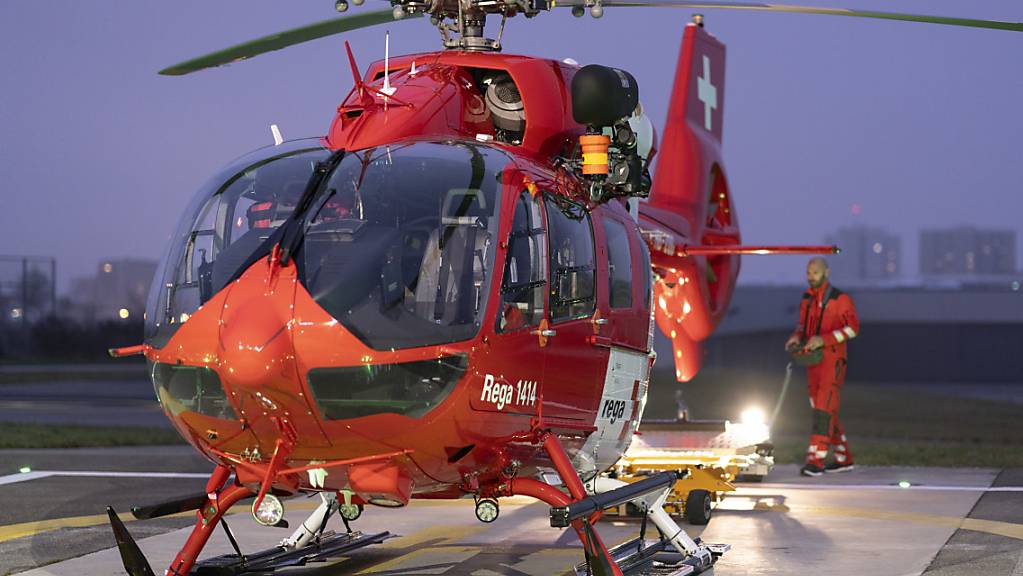 Ein Gleitschirmpilot hat sich am Samstag bei einem Unfall in Charmey verletzt und musste von der Rega ins Spital geflogen werden. (Symbolbild)