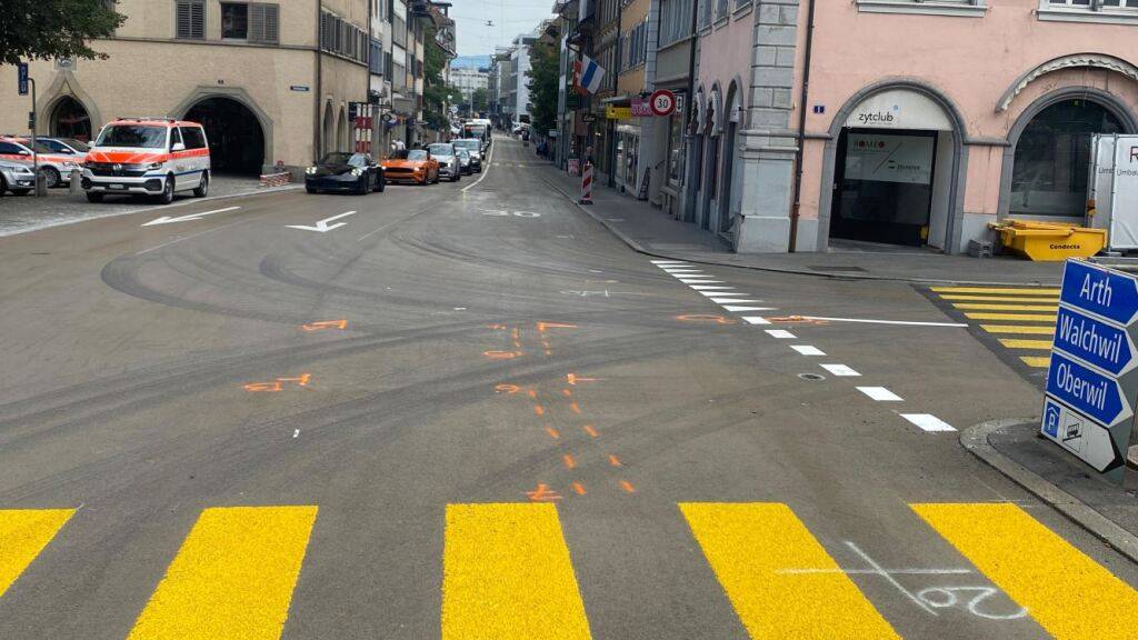 Fussgängerin wird in Zug von einem Auto angefahren