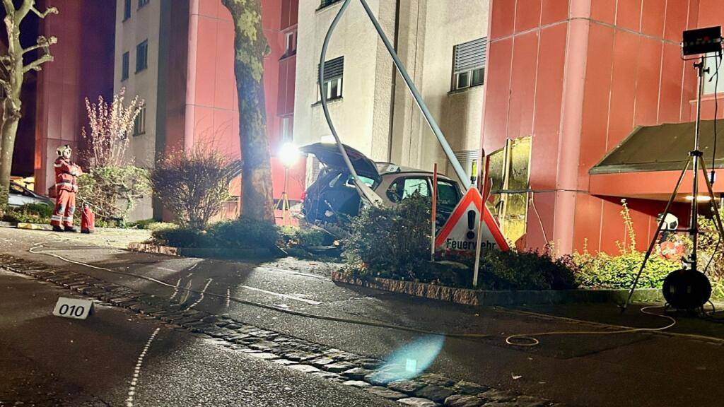 Aufgrund der Spuren geht die Polizei von einem Raserunfall aus.