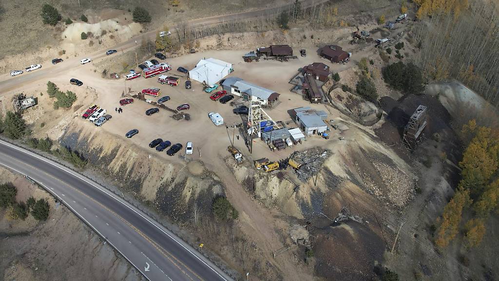 dpatopbilder - Rettungskräfte stehen vor der Mollie Kathleen Goldmine. In einer ehemaligen Goldmine im US-Bundesstaat Colorado, die heute als Touristenattraktion genutzt wird, hat es einen Unfall gegeben. Foto: Arthur Trickette-wile/The Gazette/AP/dpa - ACHTUNG: Nur zur redaktionellen Verwendung und nur mit vollständiger Nennung des vorstehenden Credits