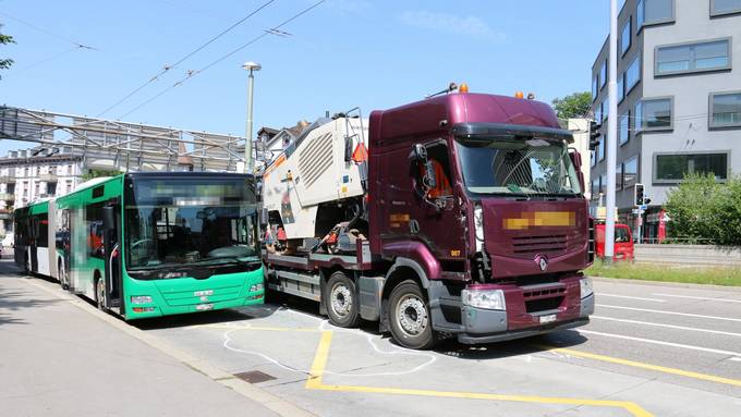 Kollision zwischen Lastwagen und Bus