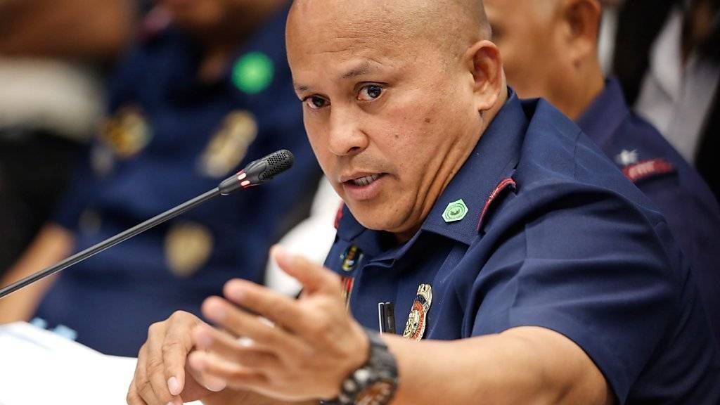 Der philippinische Polizeichef General Ronald Dela Rosa verteidigt vor dem Senat das harte Vorgehen gegen Drogenkriminelle.