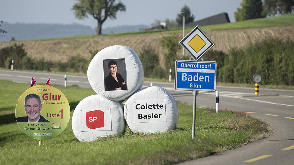 Im Kanton Aargau können die Parteien acht Wochen vor dem Wahltermin bewilligungsfrei Plakate aufstellen. Der Regierungsrat will das nicht ändern. (Archivbild)