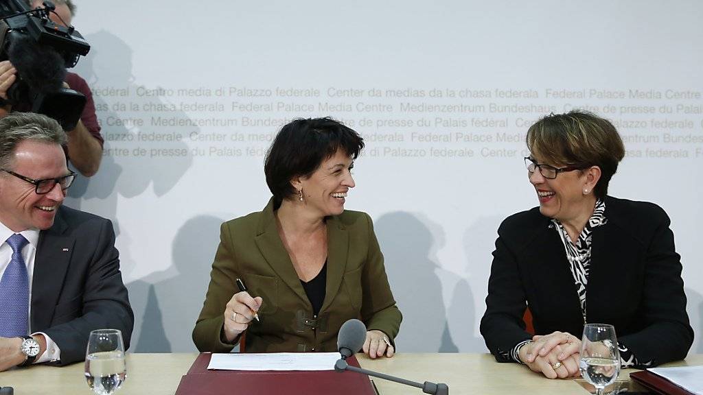 Bundesrätin Doris Leuthard (Mitte) und Post-Konzernchefin Susanne Ruoff (Rechs) an einer Medienkonferenz in Bern. (Archivbild)