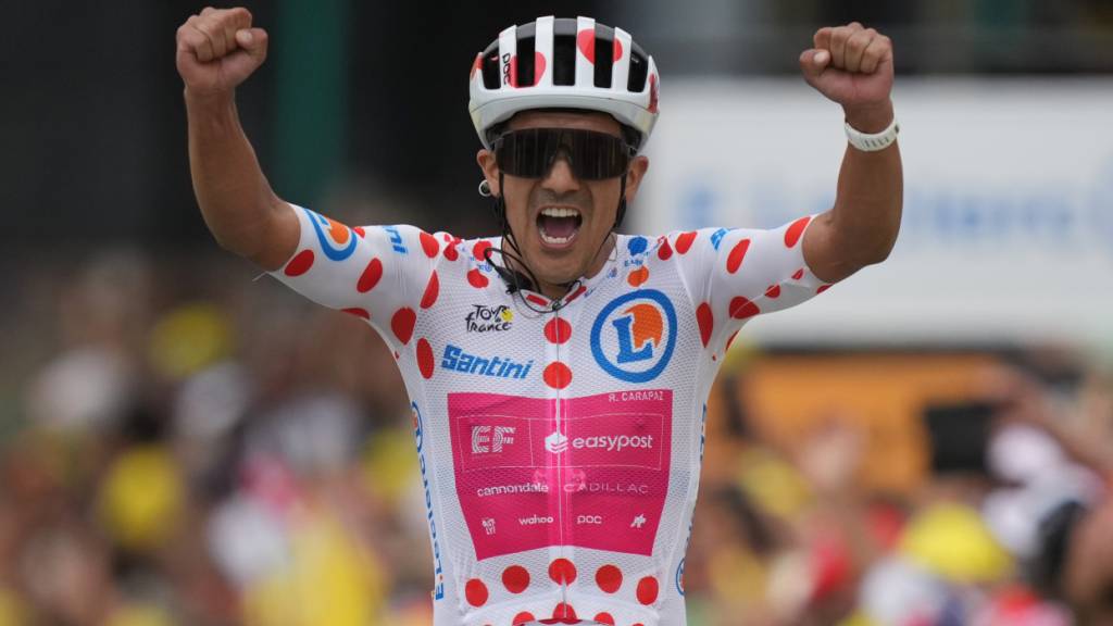 Richard Carapaz im gepunkteten Trikots des besten Berfahrers der Tour de France 2026