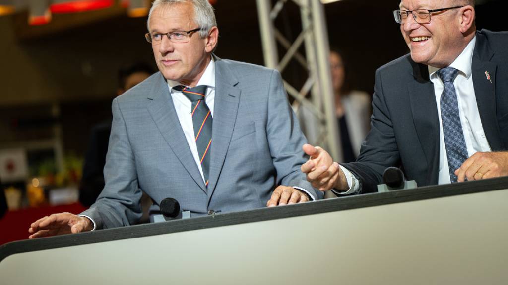 Benjamin Roduit (Mitte) und Jean-Luc Addor (SVP) am Wahltag. (KEYSTONE/Olivier Maire)