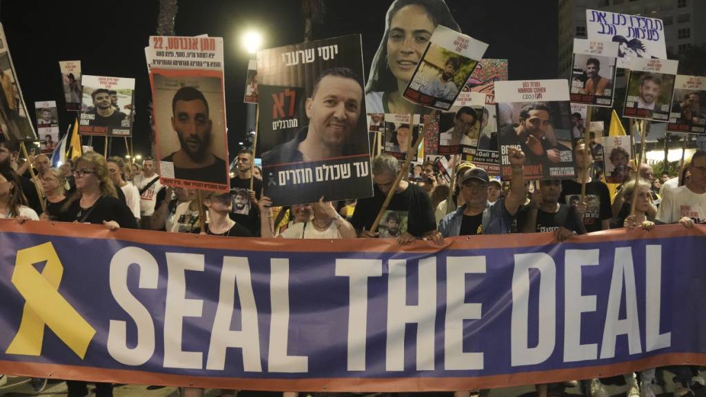 ARCHIV - Menschen protestieren vor der US-Botschaft in Tel Aviv (Archivbild). Foto: Mahmoud Illean/AP/dpa