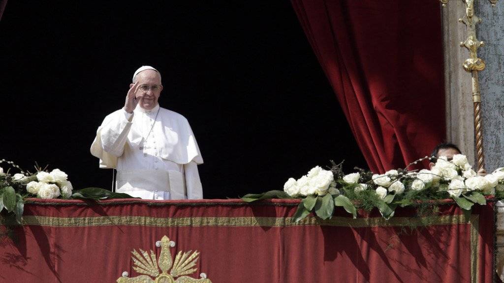 Papst Franziskus spendet den Segen «Urbi et orbi» zum Abschluss der Ostermesse auf dem Petersplatz in Rom.