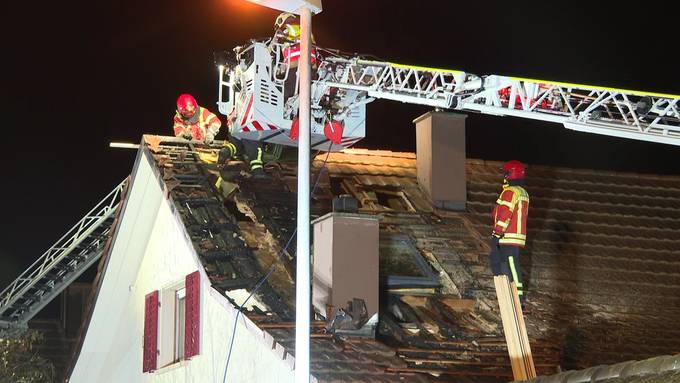 Mitten in der Nacht: Dachstock-Brand in Einfamilienhaus