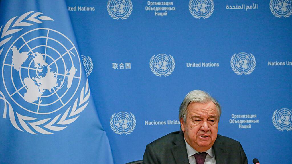 António Guterres, Generalsekretär der Vereinten Nationen (UN), spricht mit Journalisten über seine Prioritäten für 2024. Die Vereinten Nationen sind skeptisch, bei einer Evakuierung von Zivilisten aus der Stadt Rafah im Gazastreifen wie von Israel gefordert zu helfen. Foto: Bianca Otero/ZUMA Press Wire/dpa