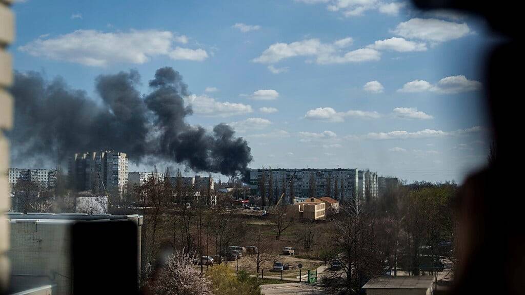 dpatopbilder - Rauch steigt von einer Explosion nach einem russischen Drohnenangriff auf. Foto: Evgeniy Maloletka/AP/dpa
