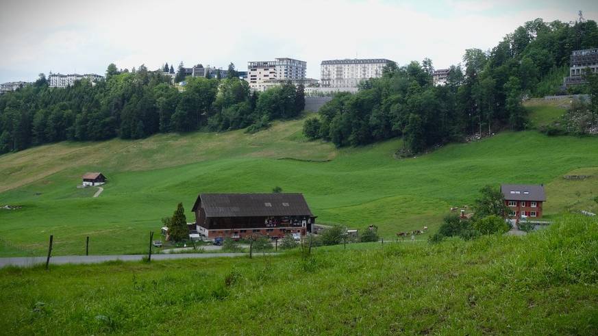 Die Bauernhöfe direkt unter der Hotelanlage merken nicht viel vom Tumult rund um sie herum.