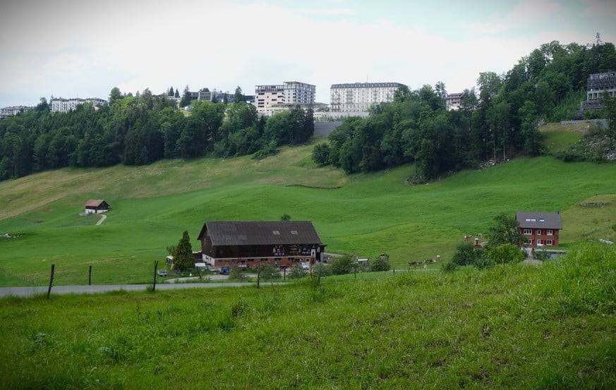 Die Bauernhöfe direkt unter der Hotelanlage merken nicht viel vom Tumult rund um sie herum.