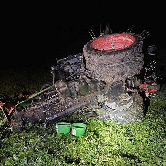 Traktor überrollt Landwirt (44) und überschlägt sich dann mehrmals