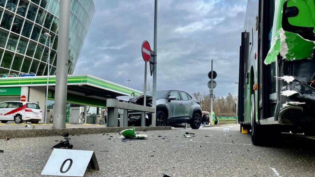 Eine 90-jährige Frau starb nach diesem Unfall in einem Bus. Das Bezirksgericht Bülach hat nun die Unfallverursacherin verurteilt.