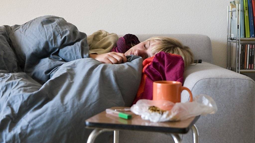 Die Grippe zwingt immer mehr Personen mit Fieber, Schnupfen und Halsschmerzen ins Bett. (Symbolbild).