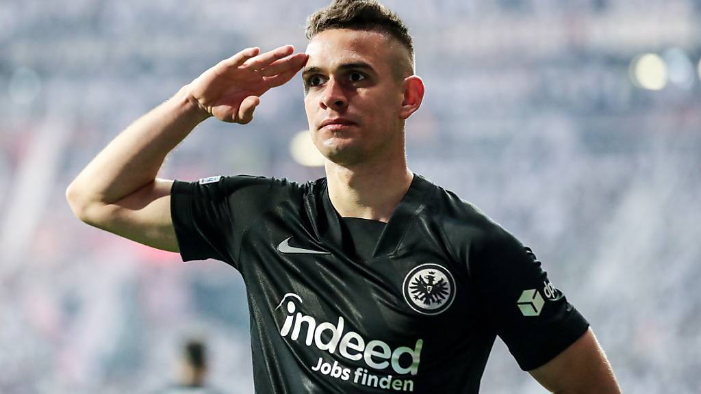 Rafael Borré salutiert nach seinem Tor zum 1:0 für Eintracht Frankfurt