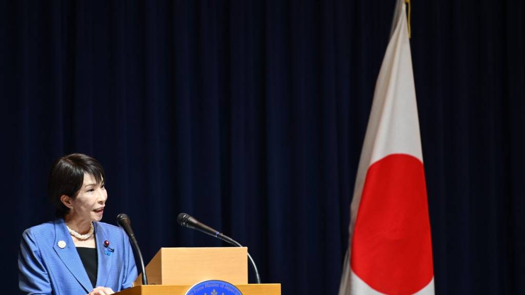 ARCHIV - Sanae Takaichi, Ministerpräsidentin Japans, spricht auf einer Pressekonferenz. Kurz nach ihrer Amtsübernahme nahm die erste japanische Regierungschefin am Gipfel der Asiatisch-Pazifischen Wirtschaftsgemeinschaft (Apec) teil und traf dort Chinas Staats- und Parteichef Xi Jinping. Foto: Johannes Neudecker/dpa