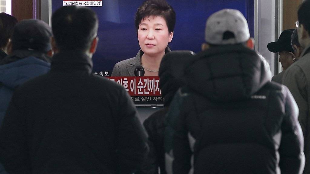 In einer kurzen TV-Ansprache bietet Südkoreas Präsidentin Park ihren Verzicht auf das Amt an.