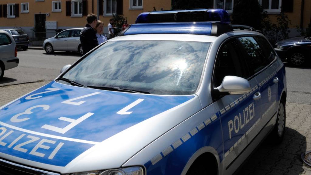 Die deutsche Polizei fahndet nach dem Bankräuber (Symbolbild)