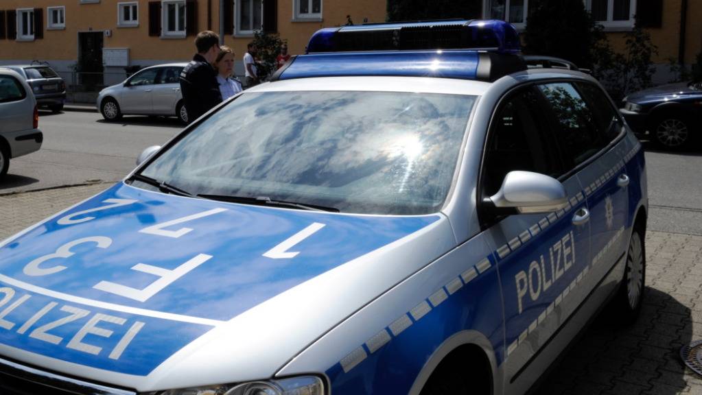 Die deutsche Polizei fahndet nach dem Bankräuber (Symbolbild)