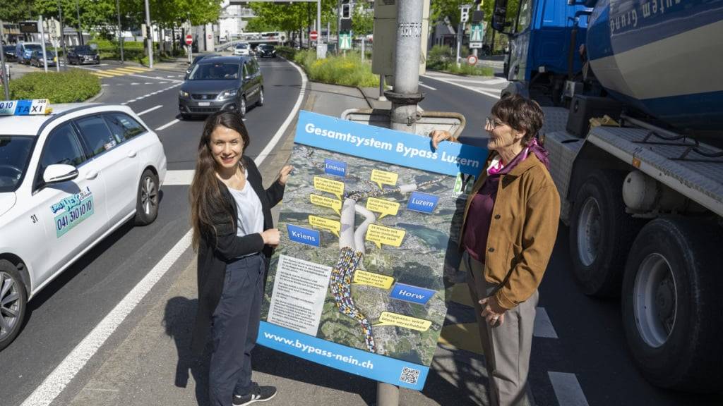 Marta Lehmann, rechts, vom VCS Luzern und Katrin Baumann Conzett, links, gehören zum Komitee der Initiative «Stop Bypass», die am Mittwoch in den Gemeinden Luzern und Emmen eingereicht wurde. (Archivbild)