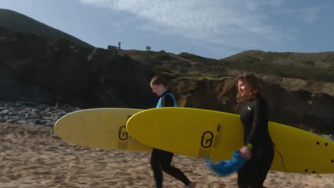 «Es ist mega cool»: Schweizerinnen ziehts ins Surfcamp an der Algarve-Küste 