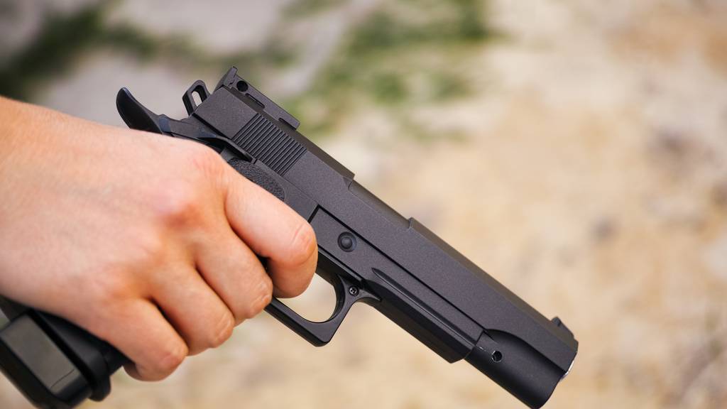 Der 22-Jährige habe mit der Waffe der Marke Beretta auf zwei Männer gezielt. (Symbolbild)