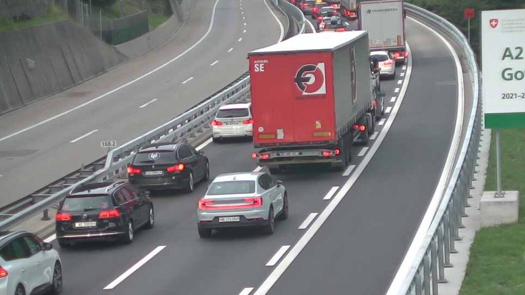 Die Autos stauten sich am Samstagmorgen vor dem Gotthard-Nordportal.