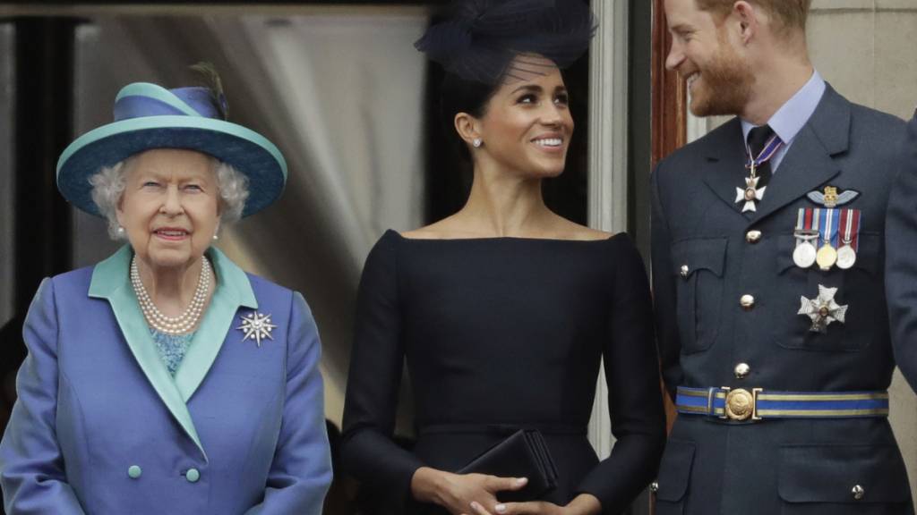ARCHIV - Kommt es vielleicht zu einem endültigen Bruch? Königin Elizabeth II., Prinz Harry und Herzogin Meghan. Foto: Matt Dunham/AP/dpa