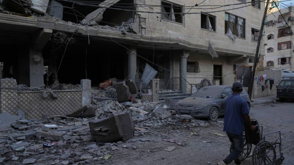 dpatopbilder - Die Trümmer eines zerstörtes Gebäudes sind am Ort eines israelischen Luftangriffs am frühen Morgen in Stadt Gaza zu sehen. Foto: Jehad Alshrafi/AP/dpa