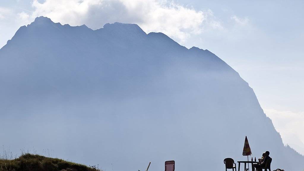 Der Nebel am Fluebrig machte eine Helikopterrettung unmöglich: In sechs Stunden haben 18 Alpinisten einen verletzten Bergsteiger geborgen. (Archivbild)