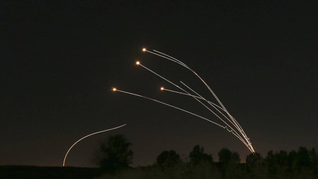 Das israelische Abwehrsystem Eisendom fängt immer wieder von radikalen Palästinensern abgefeuerte Raketen aus dem Gazastreifen ab. (Archivbild)