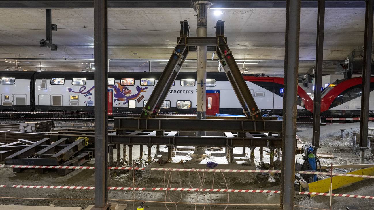 20 Meter unter den SBB-Gleisen erfolgt am Freitag der Durchschlag zum neuen RBS-Tiefbahnhof. (Archivbild)
