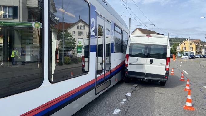 Zug prallt in Lieferwagen – zwei Verletzte
