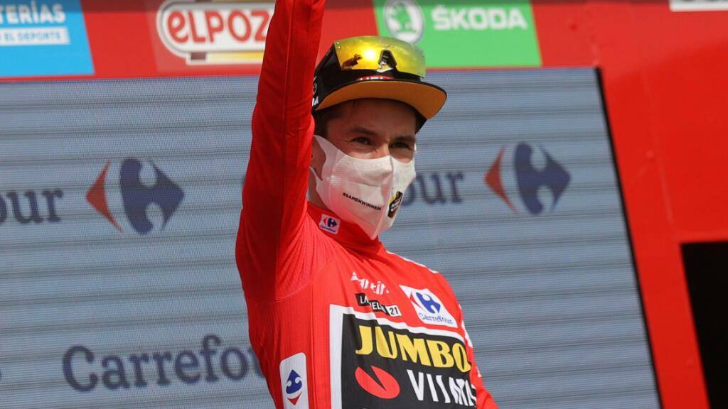 Primoz Roglic grüsst in der dritten Vuelta-Woche wieder im roten Leadertrikot.
