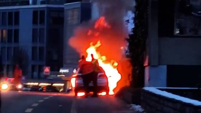 Auto von 59-Jähriger fängt auf der Fahrt nach Richterswil an zu brennen