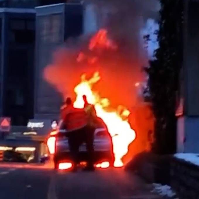Auto von 59-Jähriger fängt auf der Fahrt nach Richterswil an zu brennen