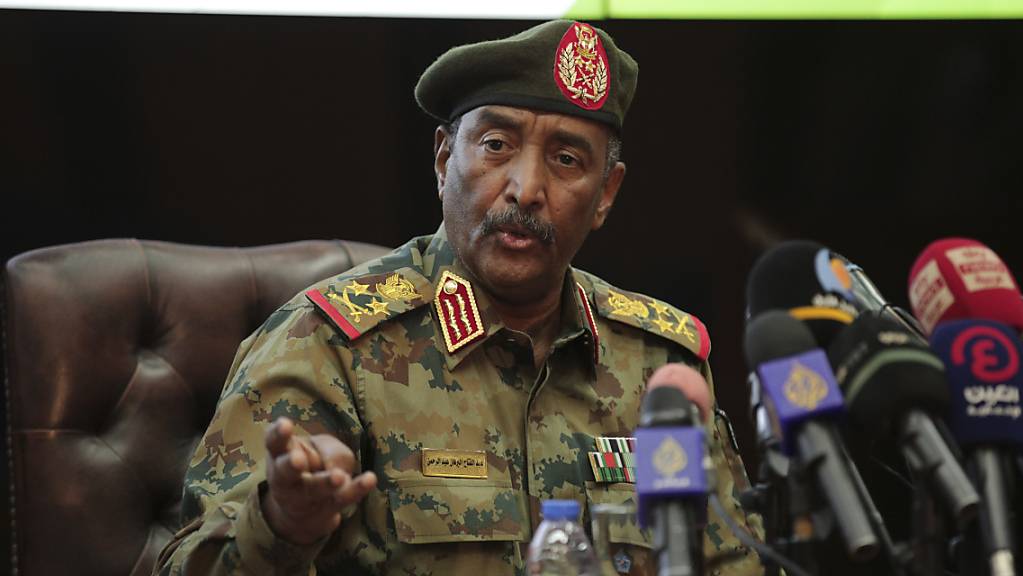 General Abdel Fattah al-Burhan spricht während einer Pressekonferenz in Khartum. Innerhalb einer Woche will er einen neuen Regierungschef ernennen. Foto: Marwan Ali/AP/dpa