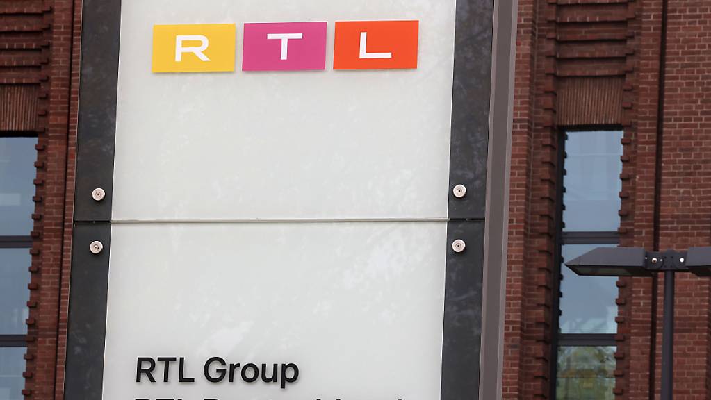 Ein Firmenschild von RTL Deutschland steht vor dem Sendezentrum des privaten Fernsehsenders. (Symbolbild)
