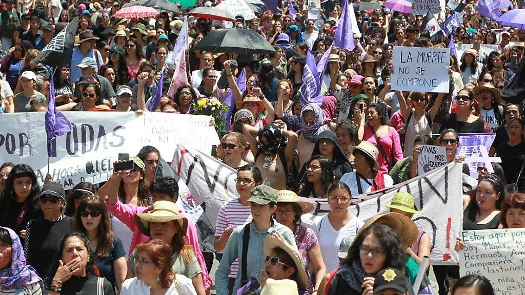 Tausende Mexikanerinnen demonstrieren gegen Gewalt gegen Frauen.